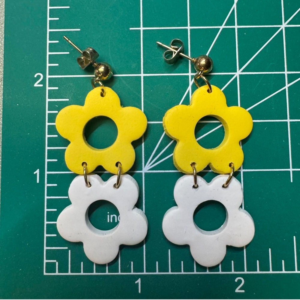 yellow and white daisy drop earring 🌼